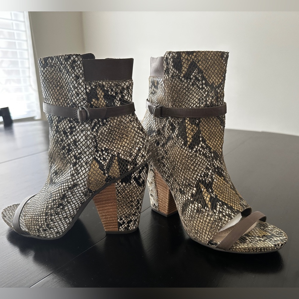 Tsubo Boots Size 9 Never Worn